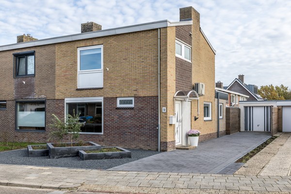 Foto - Verkocht onder voorbehoud: Instapklare gemoderniseerde geschakelde 2 onder 1 kap woning  met aanbouw, open keuken, tuin en garage in Voerendaal